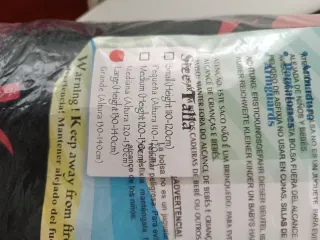 Disfraz negro con detalles rojos. Ninja . Está sin