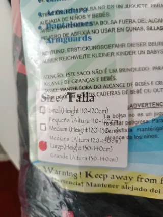 Disfraz negro con detalles rojos. Ninja . Está sin