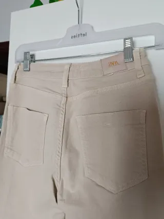 Pantalones Zara beige con abertura