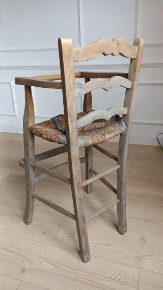 Trona de madera antigua