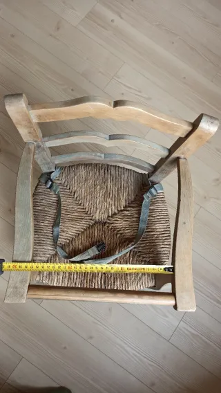 Trona de madera antigua