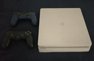 PS4 Slim Blanca + 2 Mandos + 6 Juegos