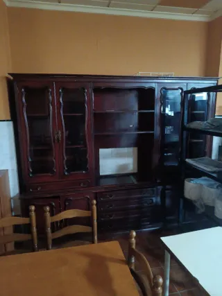 Se regala mueble de madera con vitrina