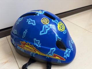 Casco infantil Decathlon azul estrellas