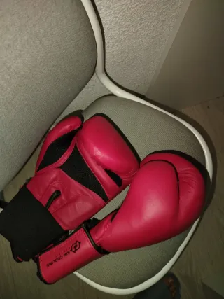 (Precio negociable ) Guantes de boxeo Domyos rojos