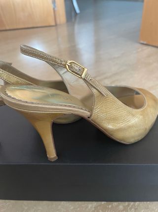 Sandalias doradas charol tacón N.38