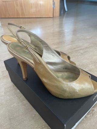 Sandalias doradas charol tacón N.38