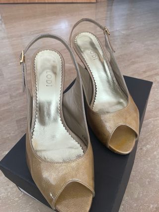 Sandalias doradas charol tacón N.38