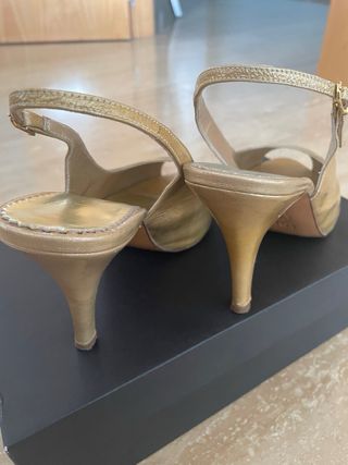 Sandalias doradas charol tacón N.38