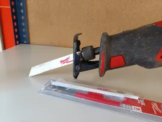 Sierra de sable Einhell y hojas Milwaukee