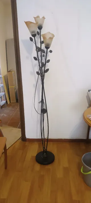 Lámpara de pie forja 3 tulipas