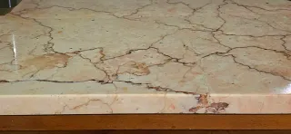 Cómoda antigua de madera - pulimentada