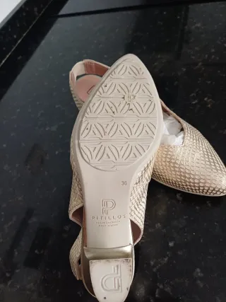 Zapatos Pitillos destalonados beige y dorados