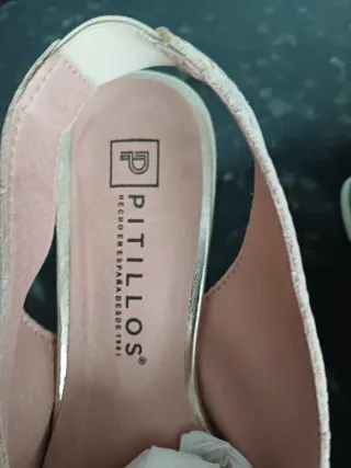 Zapatos Pitillos destalonados beige y dorados