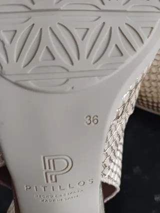 Zapatos Pitillos destalonados beige y dorados