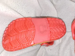 Zuecos estilo crocs con luces LED talla 25/26