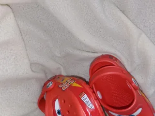 Zuecos estilo crocs con luces LED talla 25/26