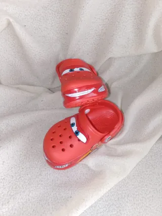 Zuecos estilo crocs con luces LED talla 25/26