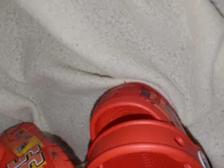 Zuecos estilo crocs con luces LED talla 25/26