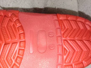 Zuecos estilo crocs con luces LED talla 25/26