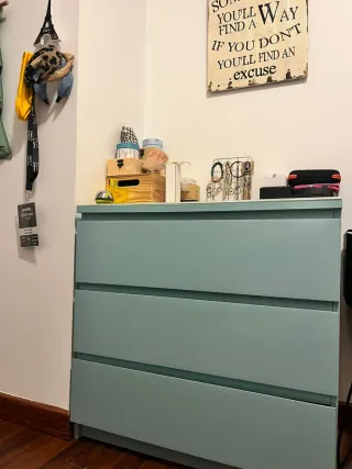 Cómoda azul turquesa 3 cajones Ikea y cristal.
