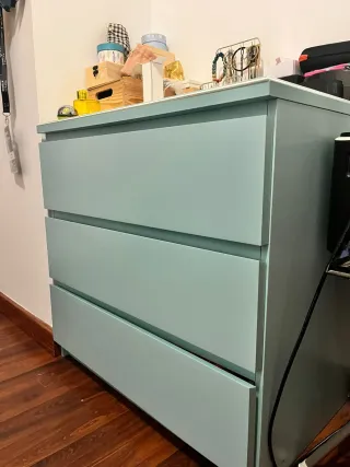 Cómoda azul turquesa 3 cajones Ikea y cristal.