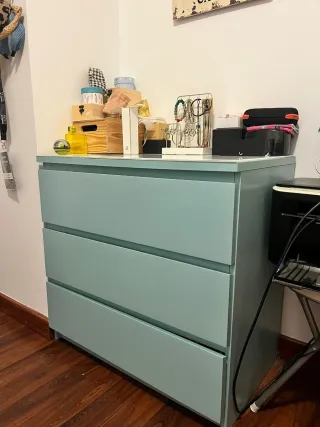 Cómoda azul turquesa 3 cajones Ikea y cristal.