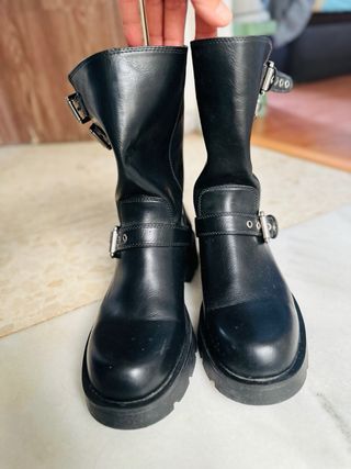 Botas Zara con hebillas negras