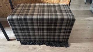 Banco tapizado tartán marrón y gris
