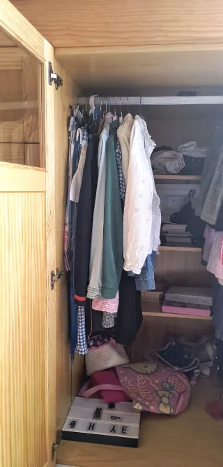 Cama de madera hecha a medida, con ropero-cajonera