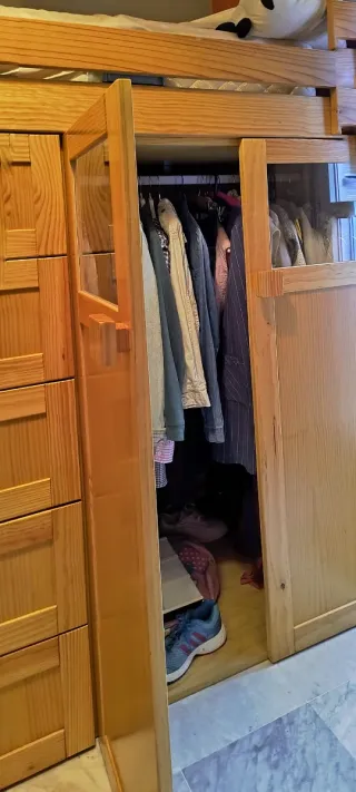 Cama de madera hecha a medida, con ropero-cajonera