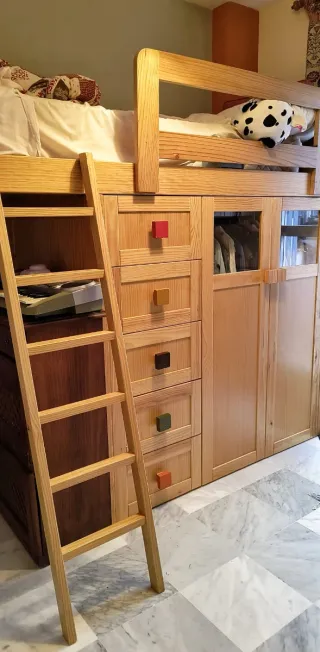 Cama de madera hecha a medida, con ropero-cajonera