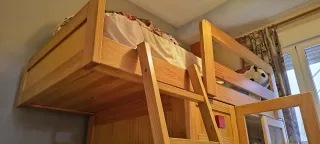 Cama de madera hecha a medida, con ropero-cajonera