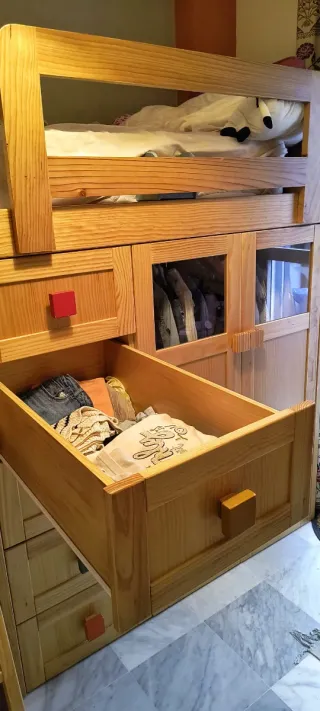 Cama de madera hecha a medida, con ropero-cajonera