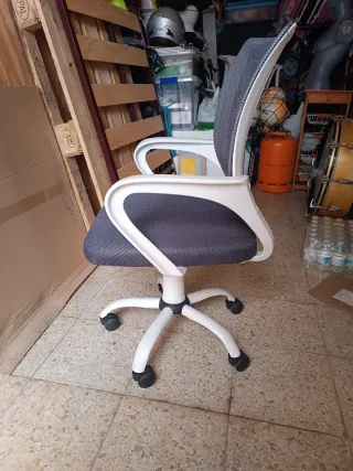 Silla de escritorio blanca y negra