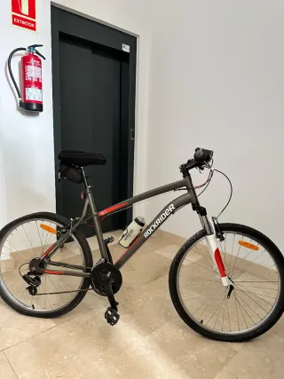 Bicicleta Rockrider gris y roja