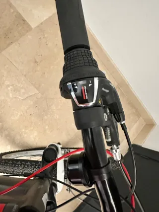 Bicicleta Rockrider gris y roja