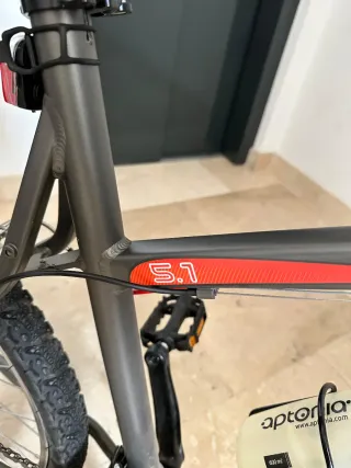 Bicicleta Rockrider gris y roja