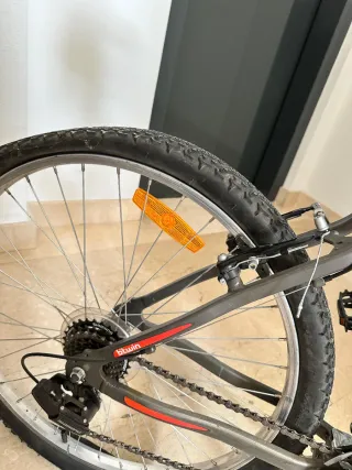 Bicicleta Rockrider gris y roja