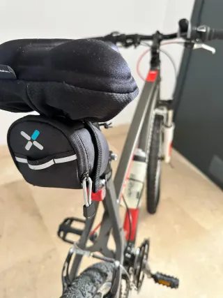 Bicicleta Rockrider gris y roja