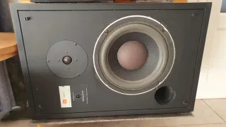 Altavoces JBL Marrones