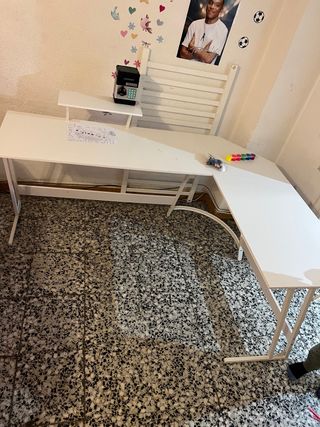 Escritorio blanco y metálico