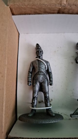 Figura militar y cañones