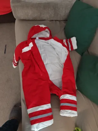 Traje de nieve rojo y blanco