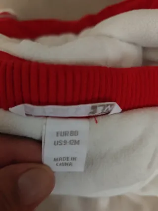 Traje de nieve rojo y blanco