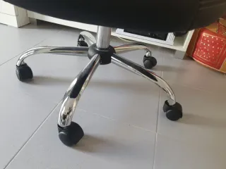 Silla de oficina ergonómica negra
