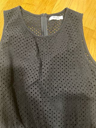 Mono negro con perforaciones