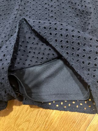 Mono negro con perforaciones