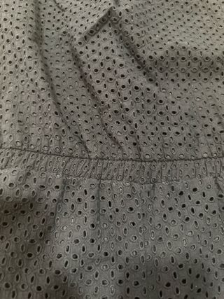 Mono negro con perforaciones