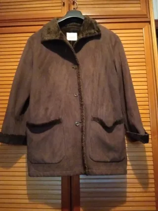 Chaquetón marrón con cuello de pelo